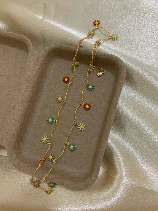 "Daisy Delight" 18K Gold Flower Necklace - Elegant, Delicate, and Timeless