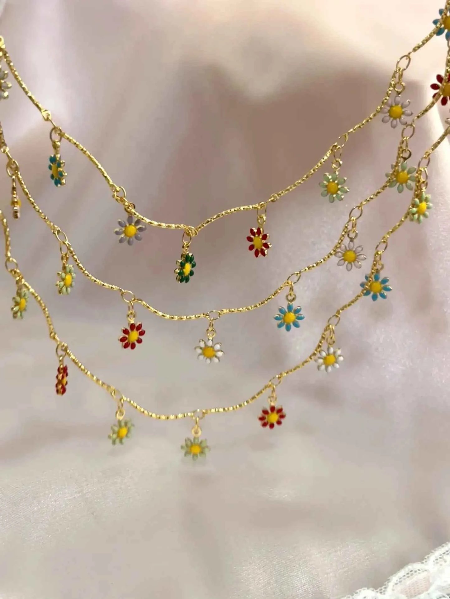 "Daisy Delight" 18K Gold Flower Necklace - Elegant, Delicate, and Timeless