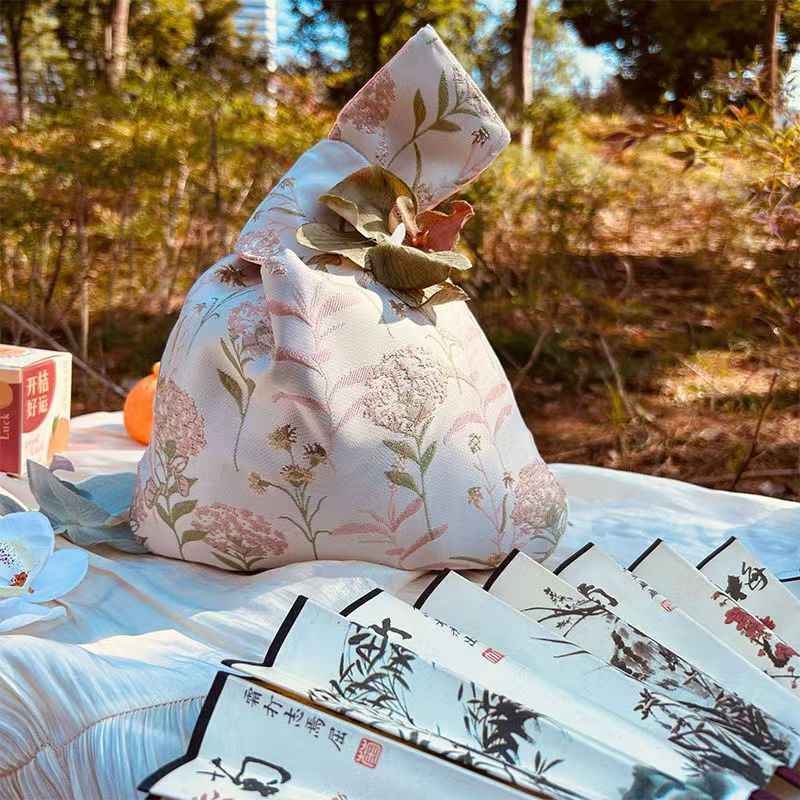Vintage-Style Wrist Bag Gift Set: A Perfect Birthday and Festival Gift