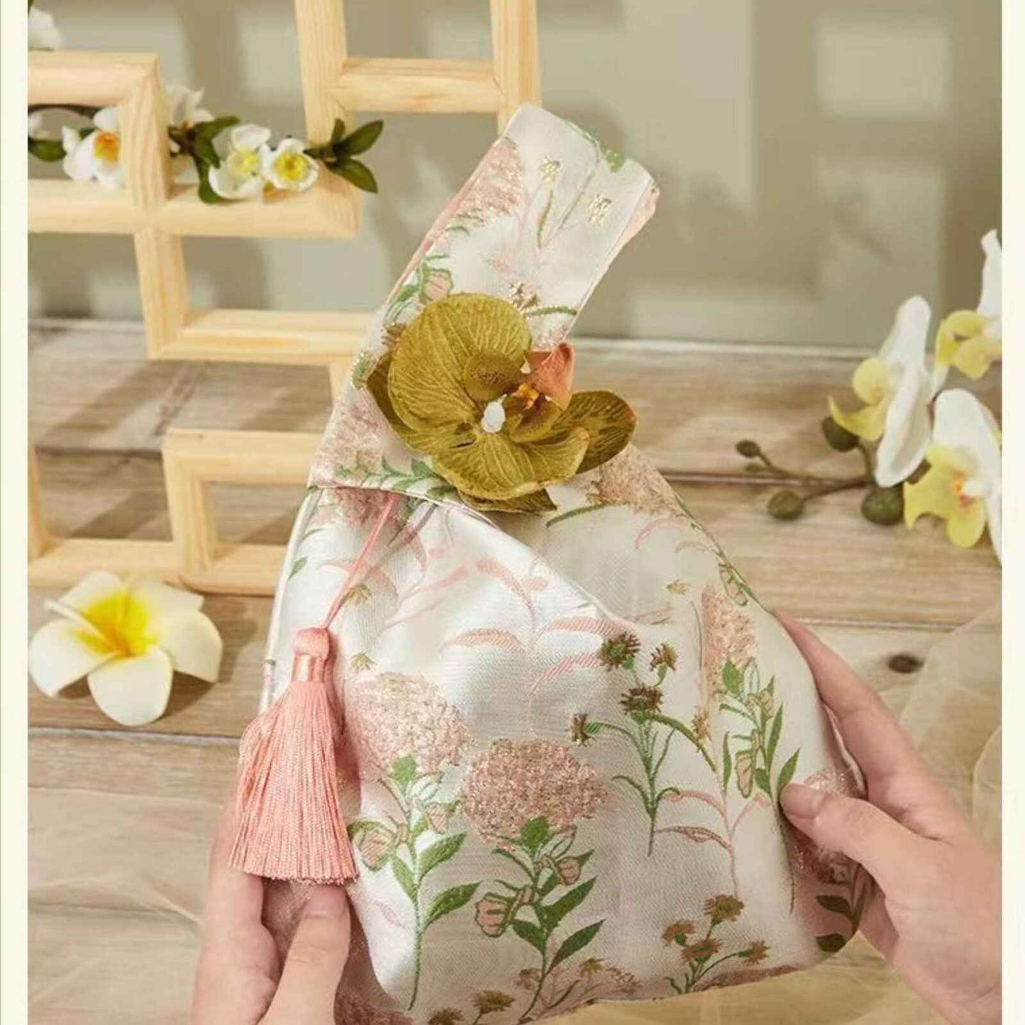 Vintage-Style Wrist Bag Gift Set: A Perfect Birthday and Festival Gift