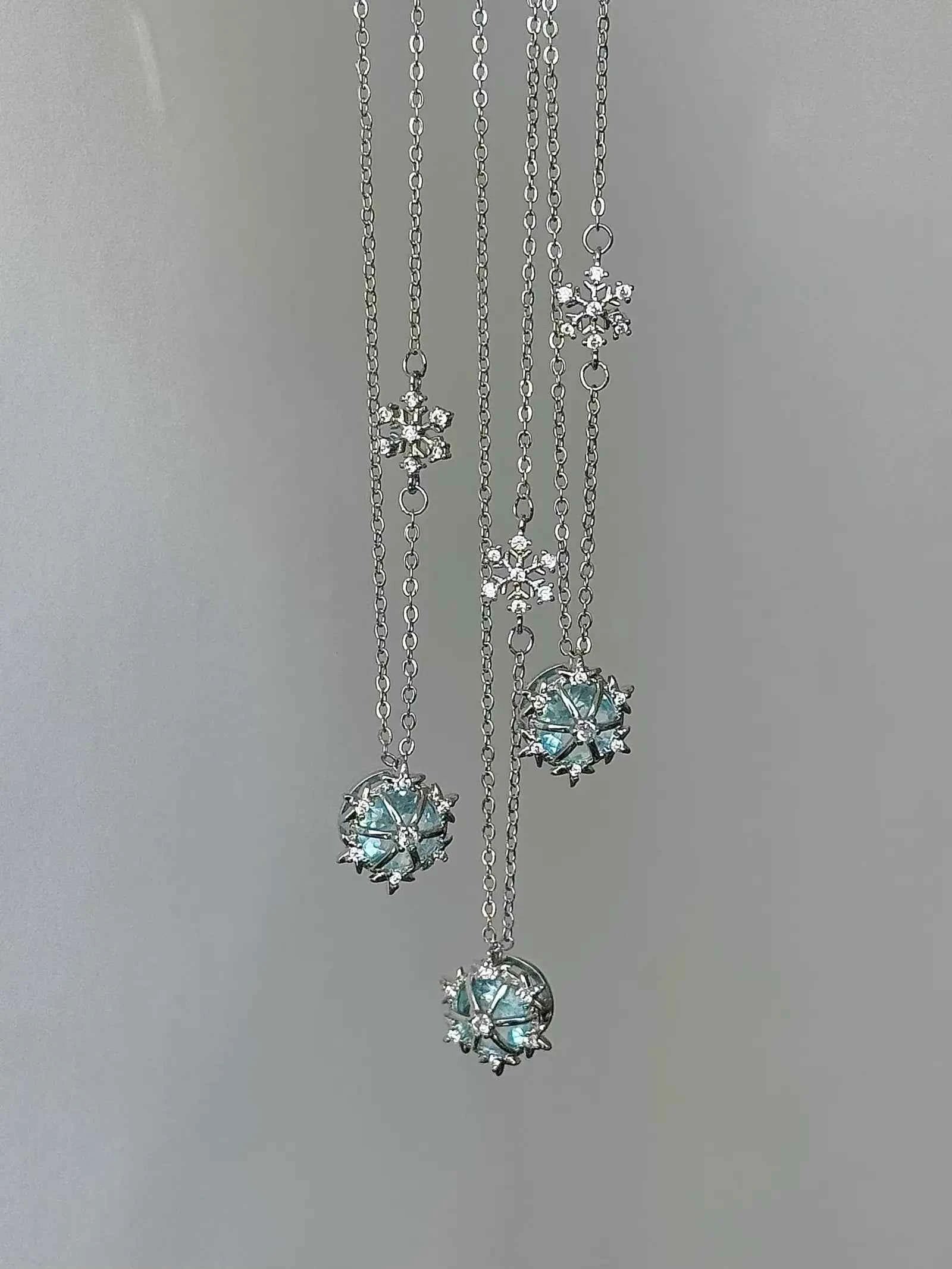 "Winter Melody" Snowflake Diamond Necklace - Minimalist Elegance, Delicate Luxury, Cool Romance