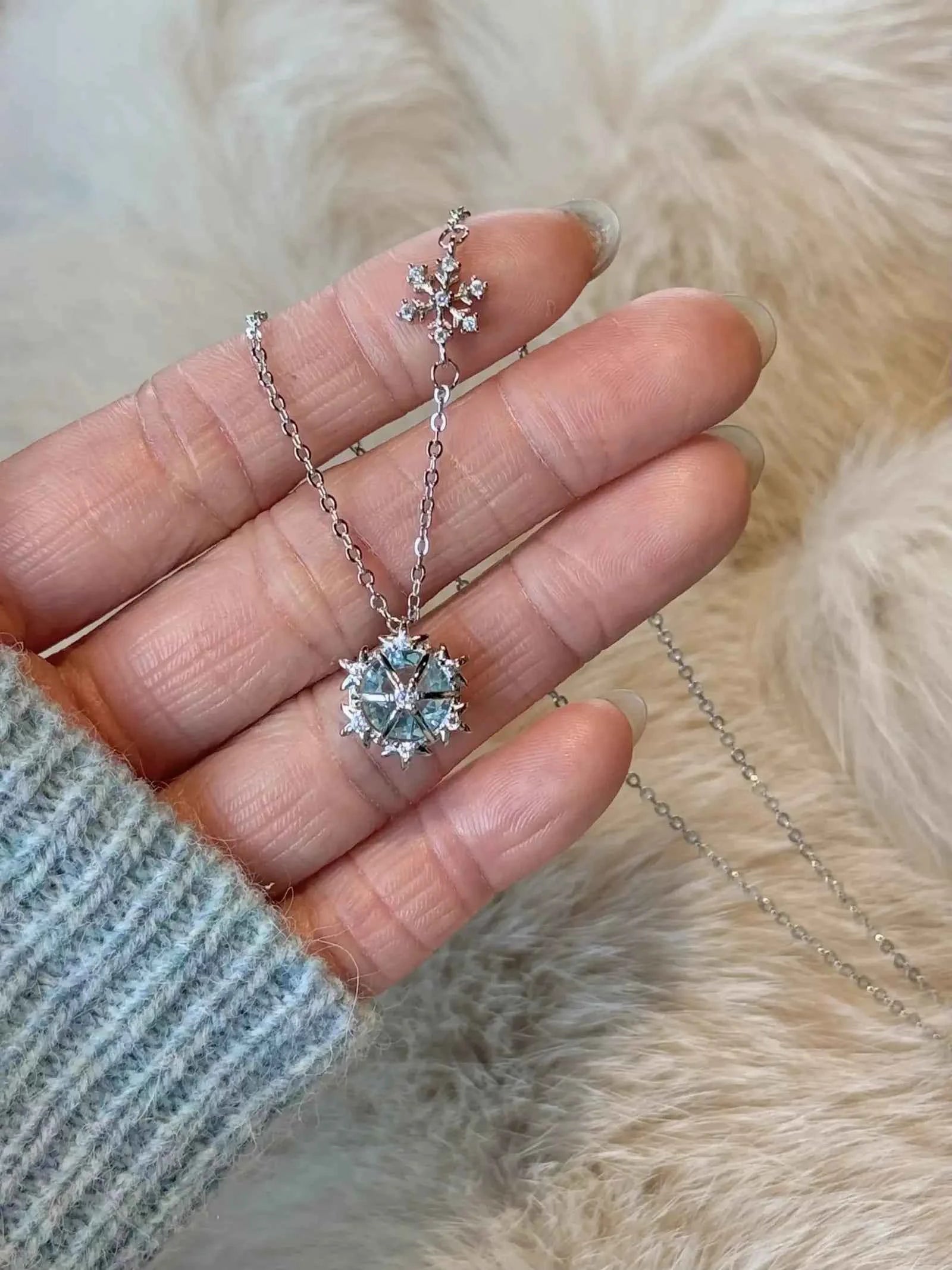 "Winter Melody" Snowflake Diamond Necklace - Minimalist Elegance, Delicate Luxury, Cool Romance