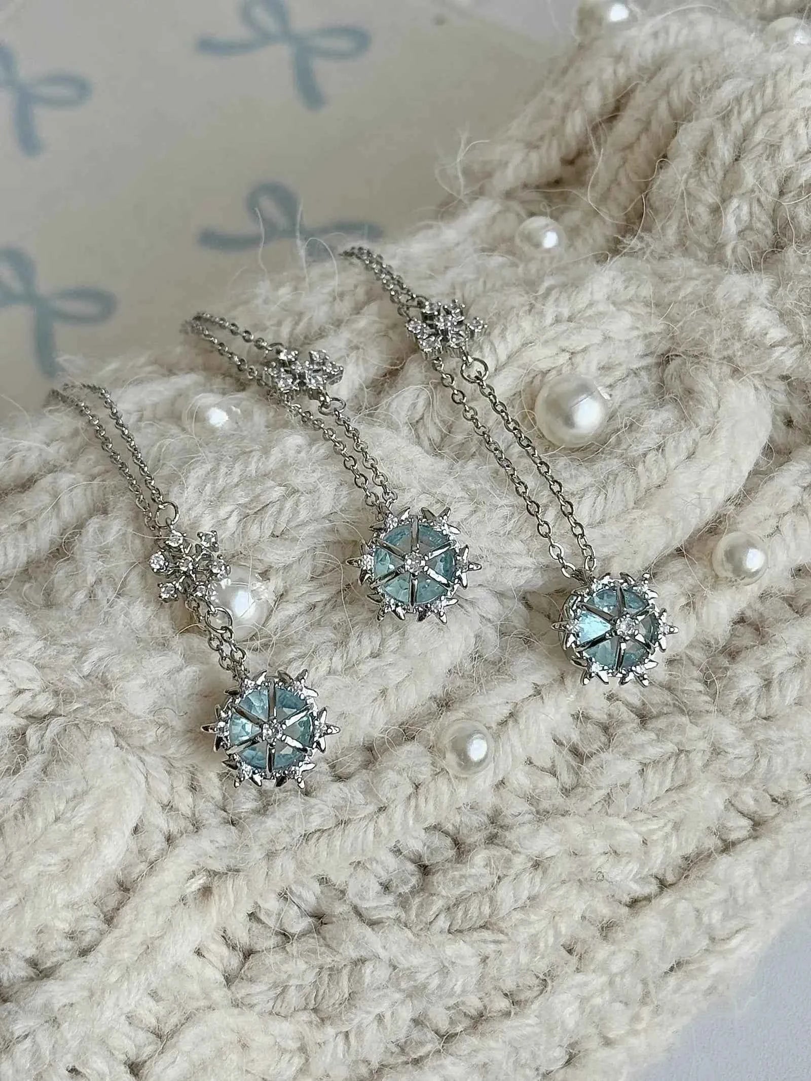 "Winter Melody" Snowflake Diamond Necklace - Minimalist Elegance, Delicate Luxury, Cool Romance