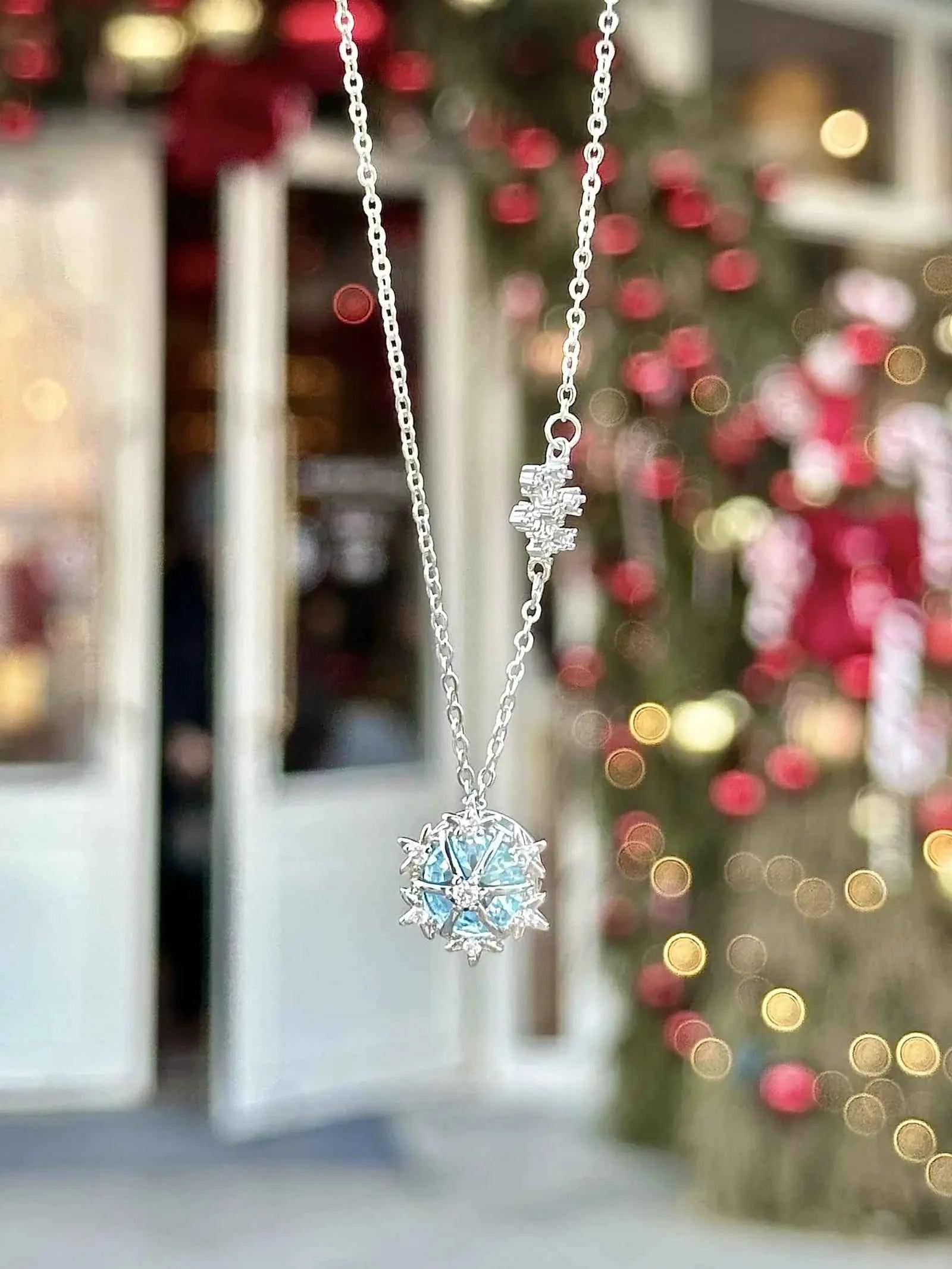 "Winter Melody" Snowflake Diamond Necklace - Minimalist Elegance, Delicate Luxury, Cool Romance