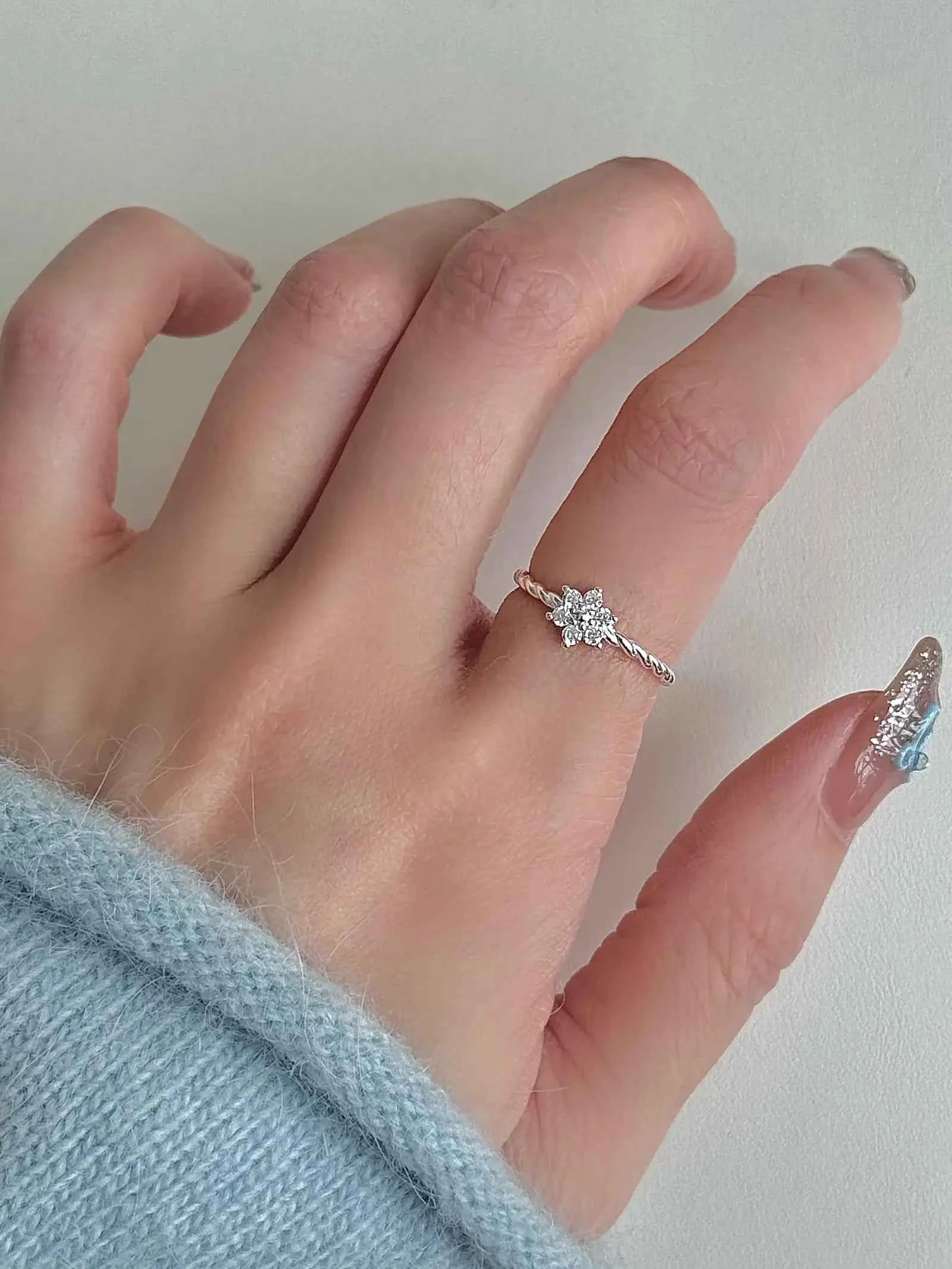 "In the Name of Snow" 925 Sterling Silver Snowflake Knot Ring - Delicate, Versatile, and Cool Chic