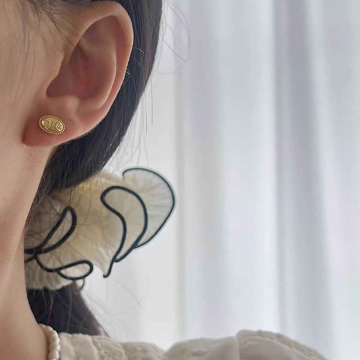 "Chic Button" 925 Sterling Silver Button Earrings - Versatile and Elegant