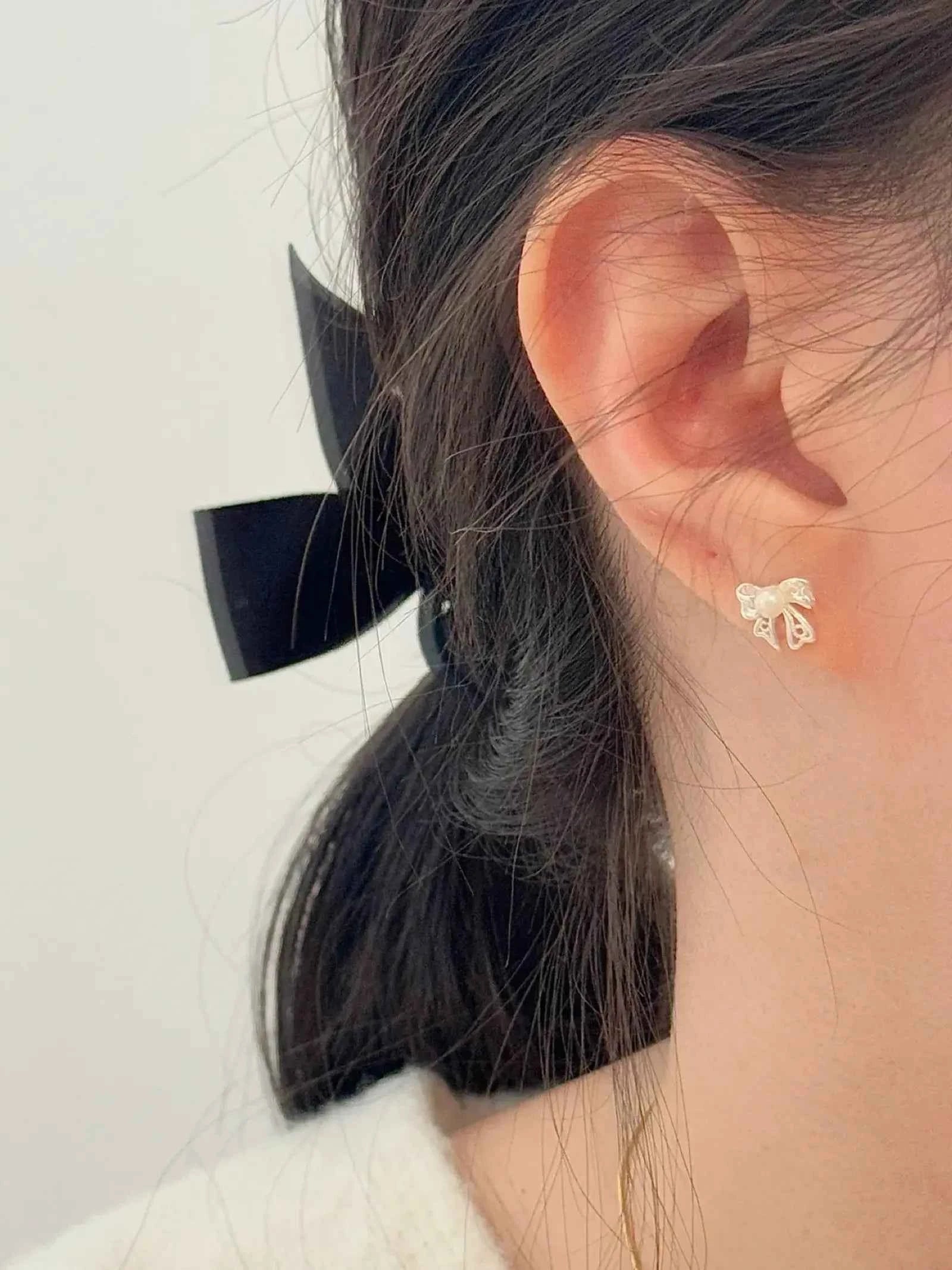 "Venus' Gift" 999 Pure Silver Hollow Bowknot Pearl Stud Earrings - Elegant, Refined, and Unique