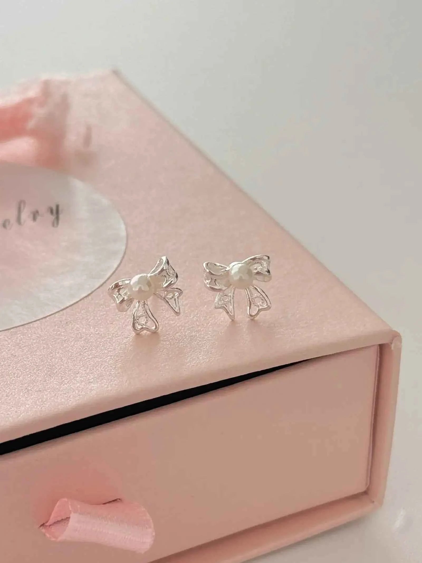 "Venus' Gift" 999 Pure Silver Hollow Bowknot Pearl Stud Earrings - Elegant, Refined, and Unique