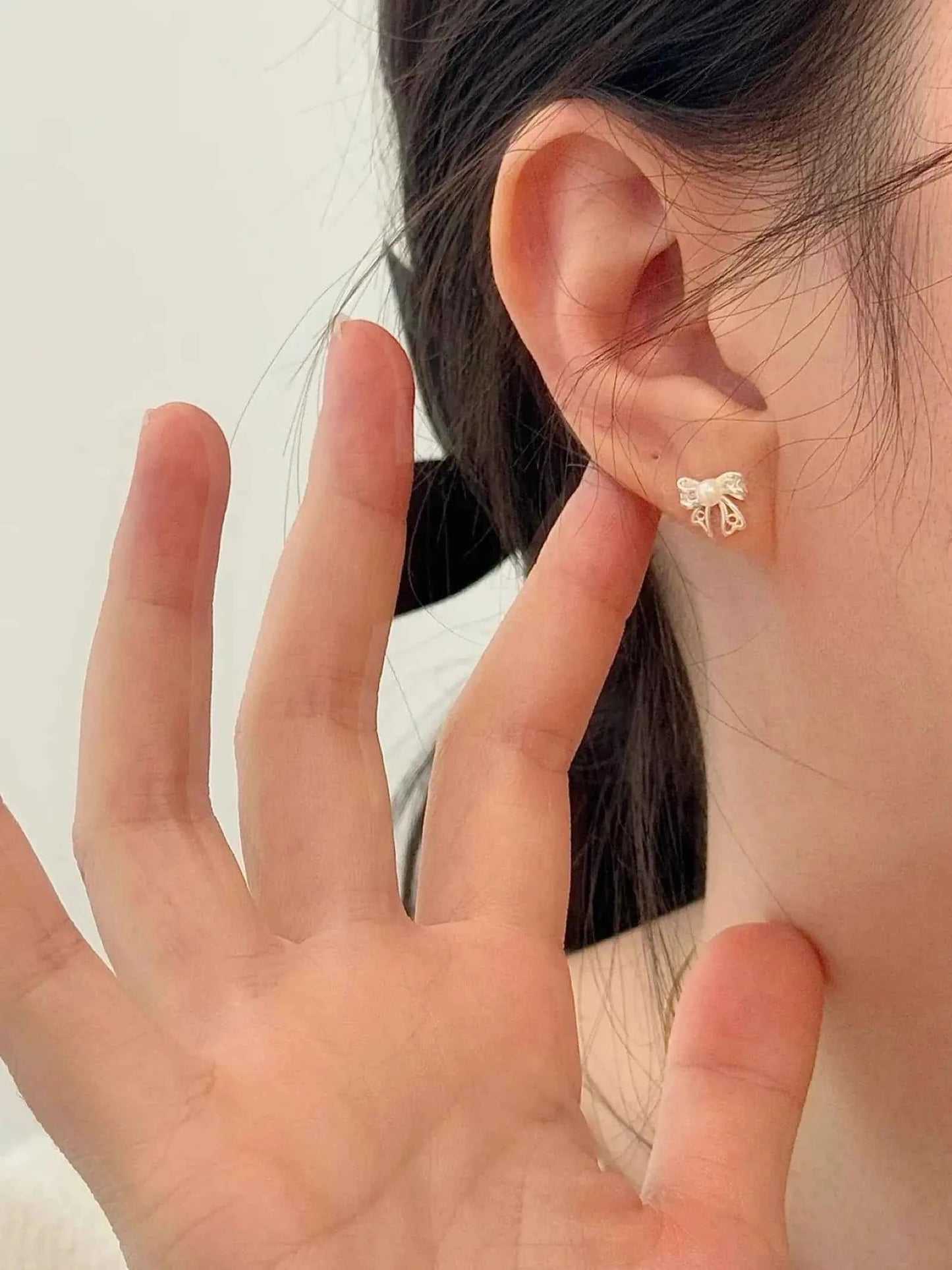 "Venus' Gift" 999 Pure Silver Hollow Bowknot Pearl Stud Earrings - Elegant, Refined, and Unique