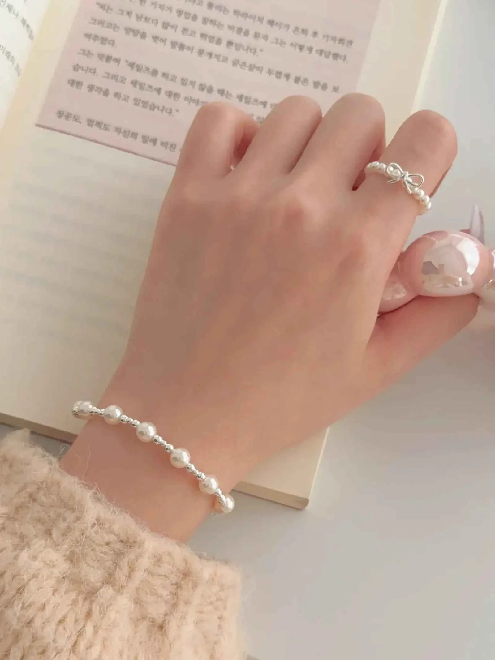 "White Moonlight" 925 Sterling Silver & Pearl Bead Bracelet - Elegant, Timeless, and Refined