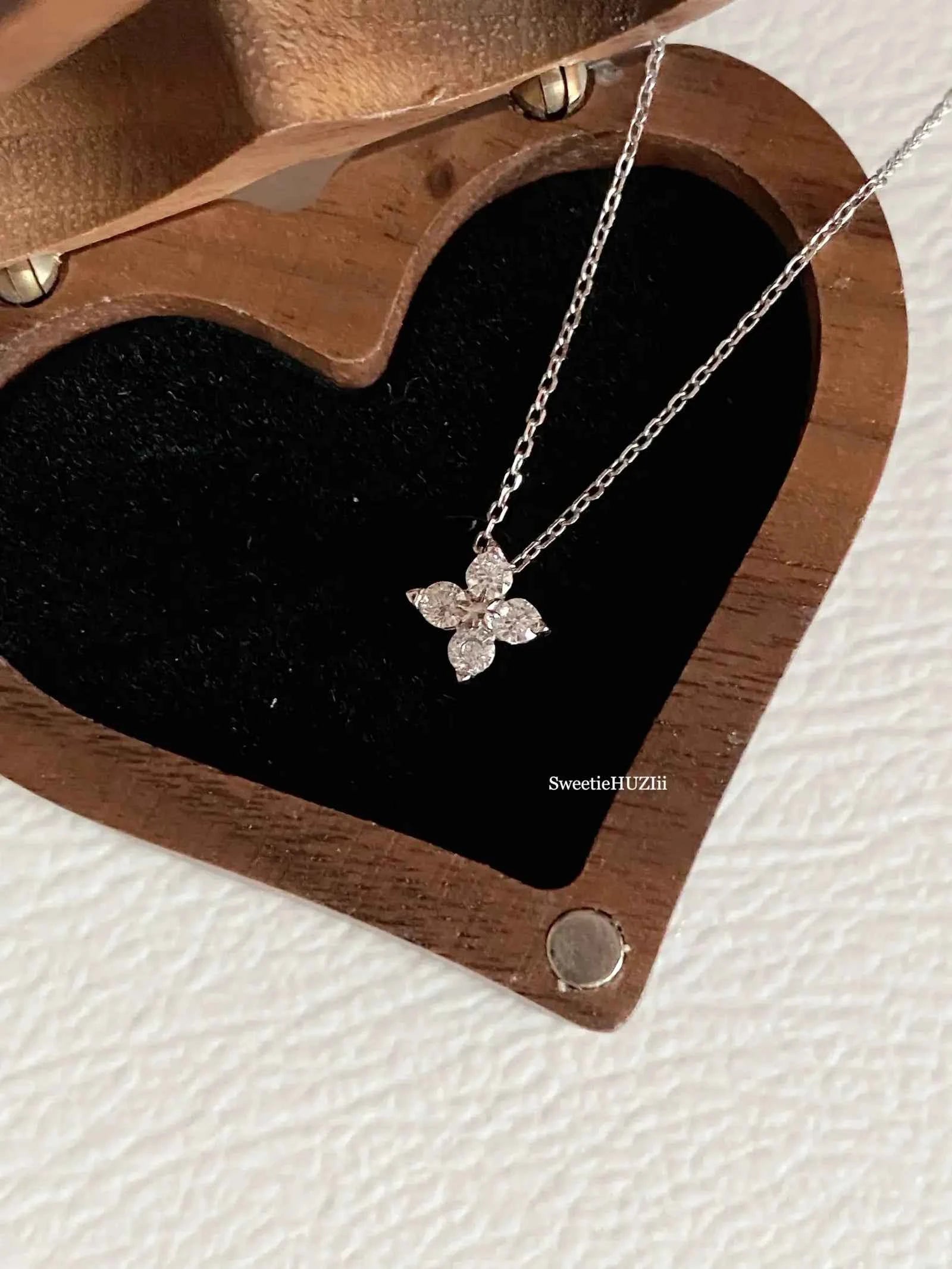 "Mini Clover" 925 Sterling Silver Necklace with Zircon - Delicate, Sparkling, and Perfect for Birthdays