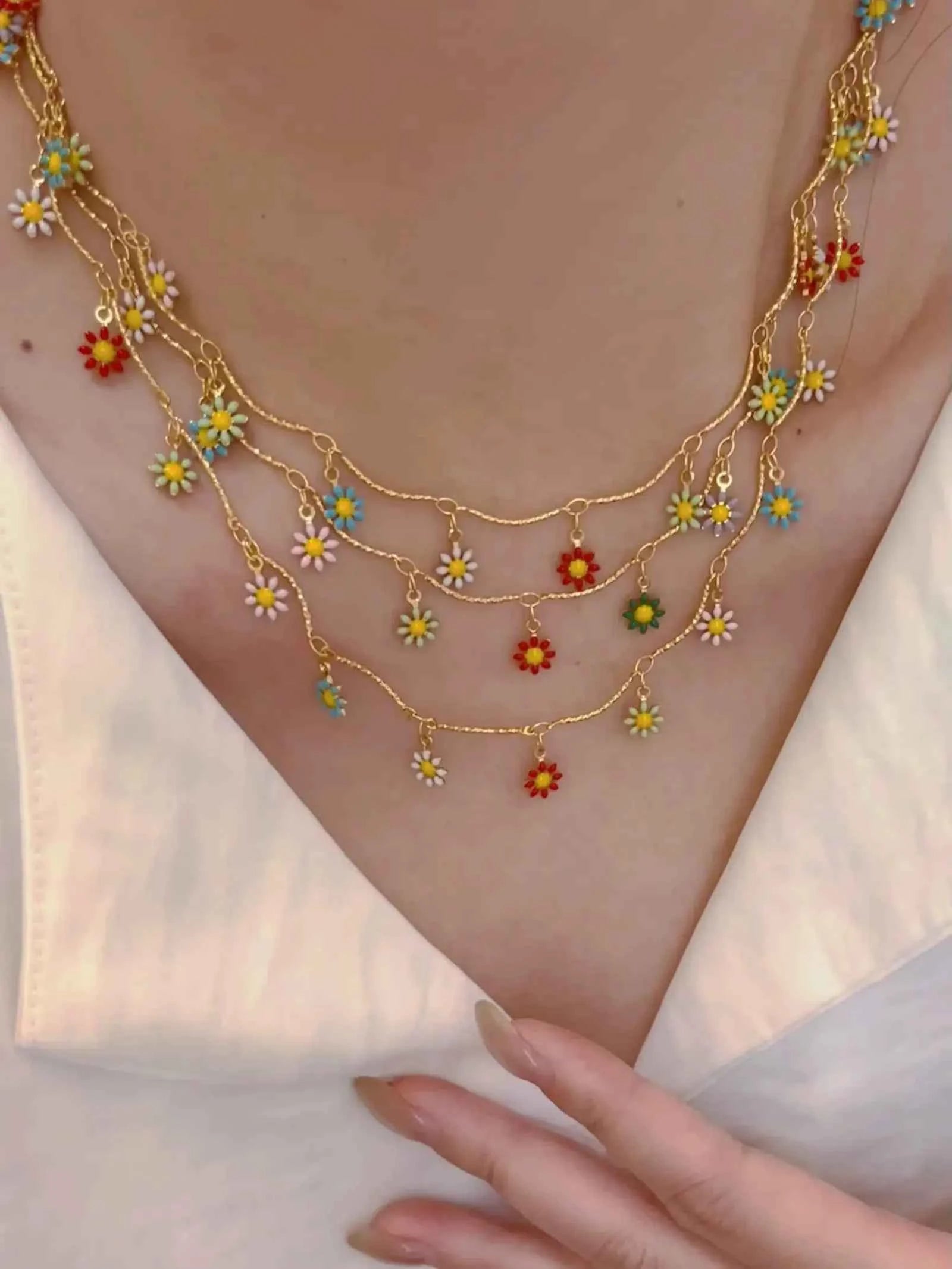 "Daisy Delight" 18K Gold Flower Necklace - Elegant, Delicate, and Timeless