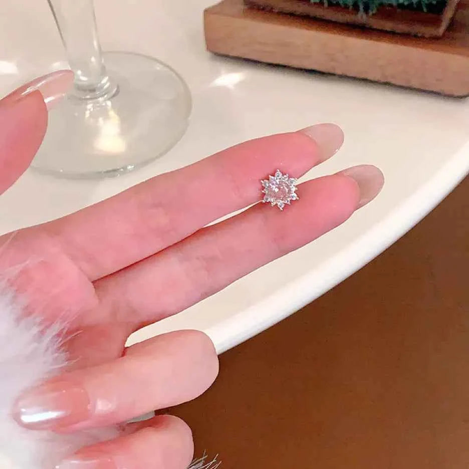 "Sparkling Snowflake" 925 Sterling Silver Stud Earrings - Dazzling and Elegant