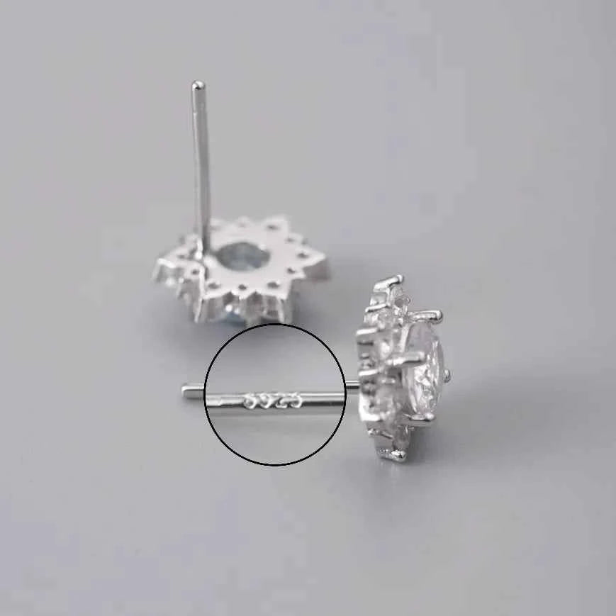 "Sparkling Snowflake" 925 Sterling Silver Stud Earrings - Dazzling and Elegant