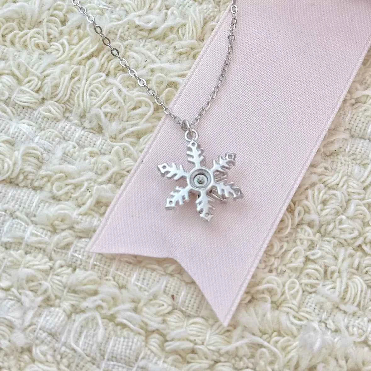 "Spinning Snowflake" 925 Sterling Silver Necklace - Unique and Hypoallergenic