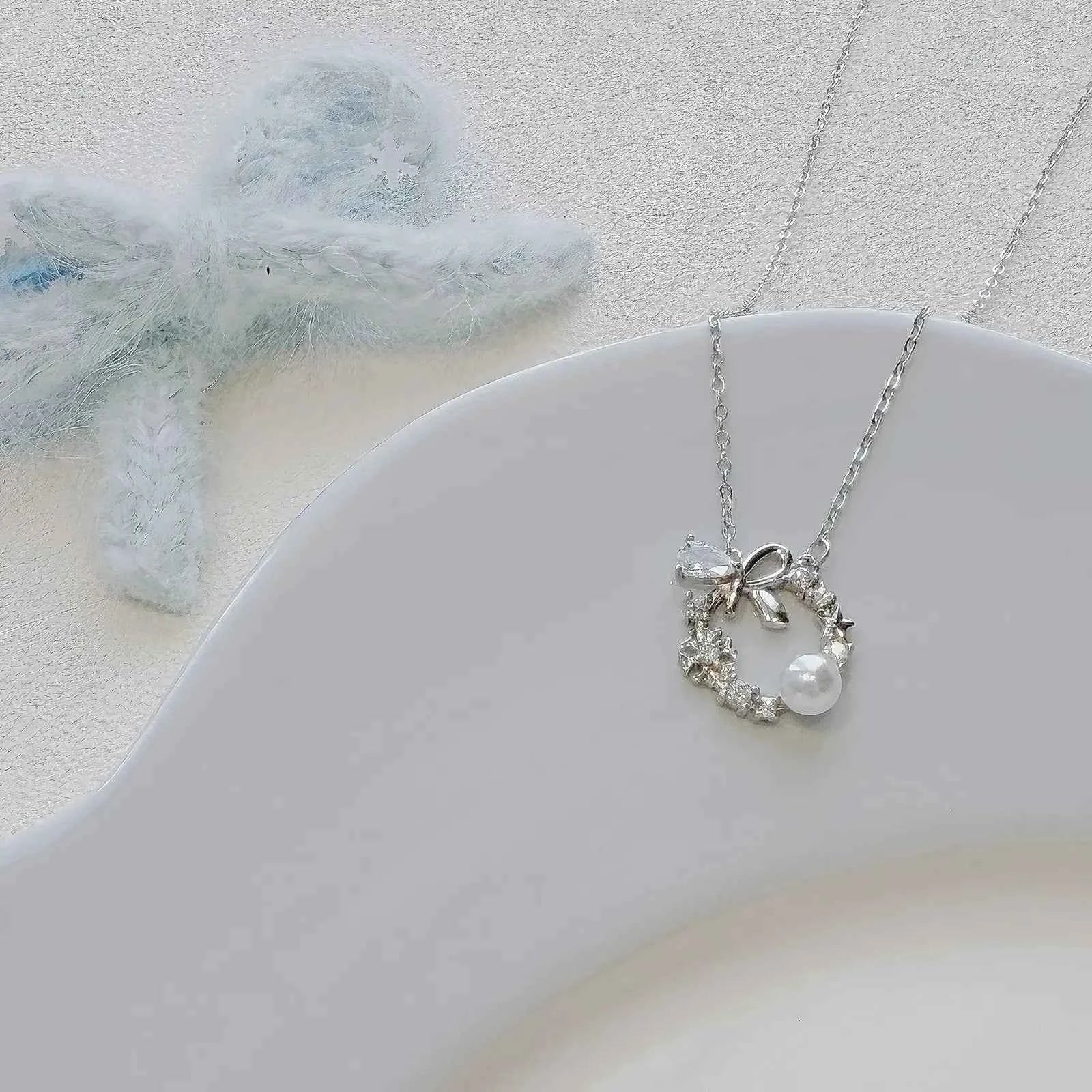 "Lucky Garland" 925 Sterling Silver Bow and Snowflake Necklace - Elegant and Unique