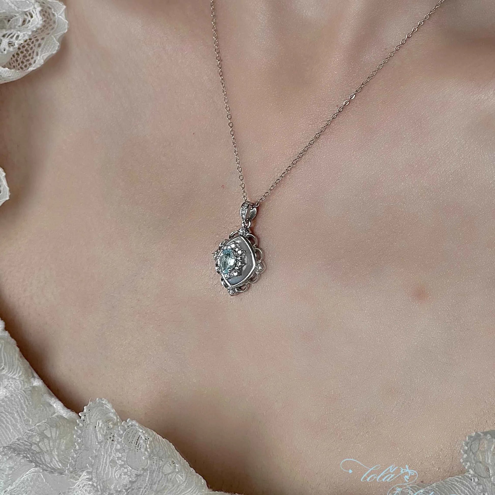 "Floating Light Palace" 925 Sterling Silver Retro Crystal Necklace with Mother-of-Pearl - Elegant and Regal (Copy)