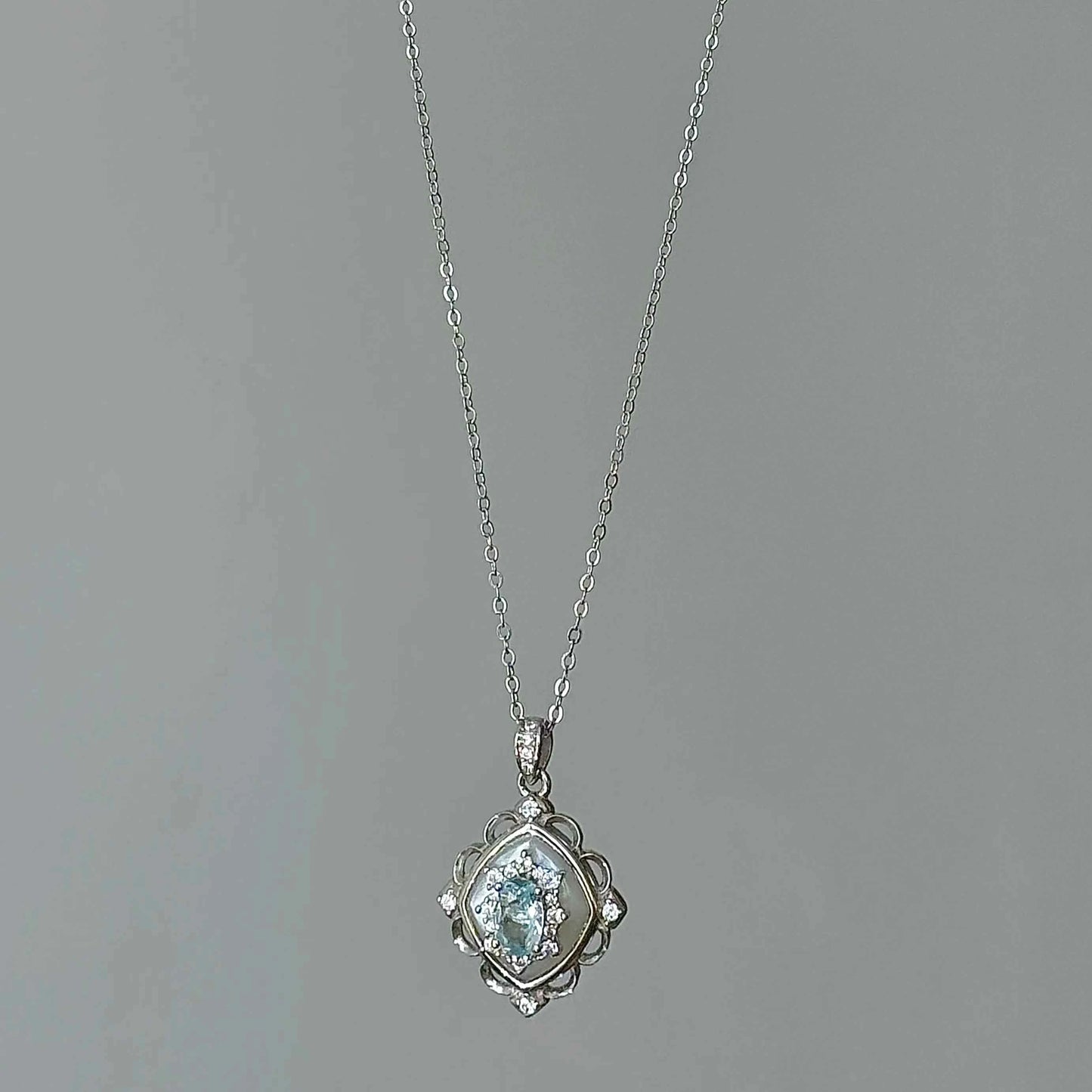 "Floating Light Palace" 925 Sterling Silver Retro Crystal Necklace with Mother-of-Pearl - Elegant and Regal (Copy)